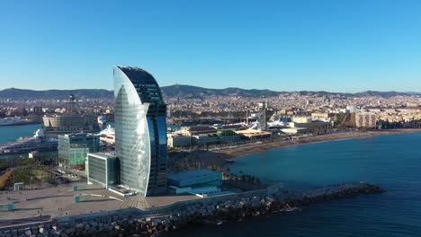 Barcelona-Luftaufnahme-Eines-Luxushotels-Und-Einer-Stadt-Im-Hintergrund,-Sonniger-Tag-In-Spanien